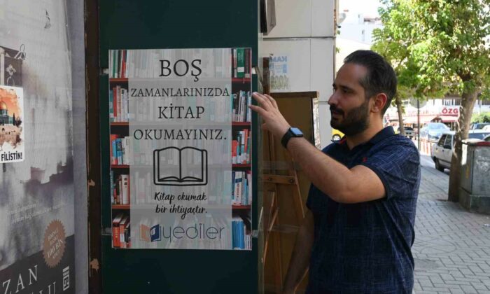 (ÖZEL) Dükkan önüne astıkları afiş vatandaşlara okuma alışkanlığı kazandırıyor