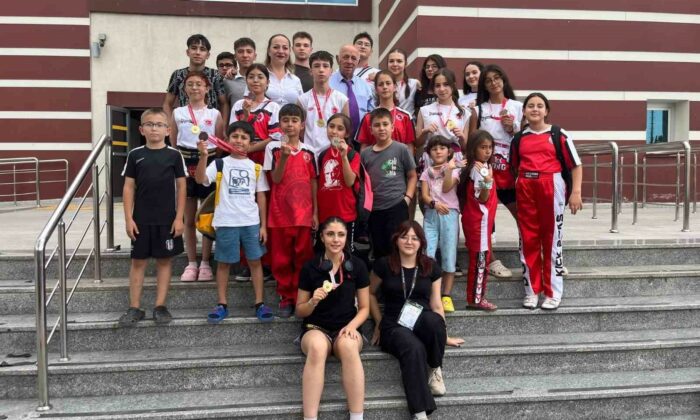 Gedizli kick boksçular Zafer Kupasından 12 madalyayla döndü