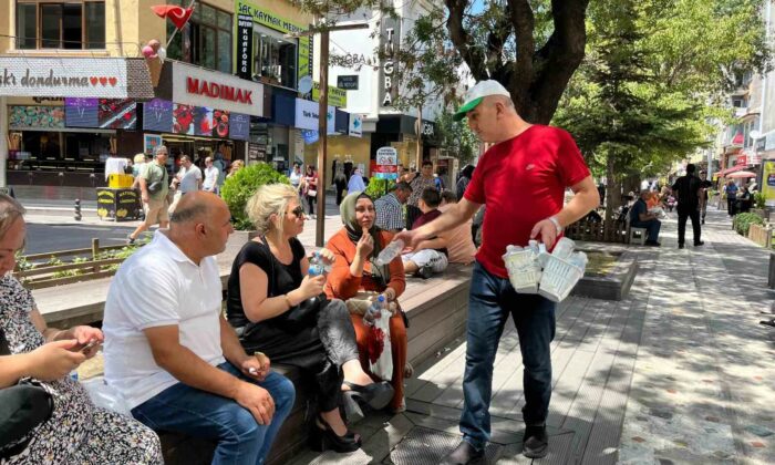 Vatandaşların yaptığı bağışlarla her gün saatlerce ücretsiz su dağıtıyor