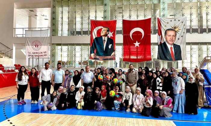 Bozüyük’te öğrenciler voleybol finalinde ter döktü