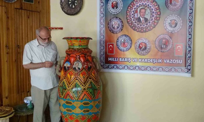 Kütahyalı sanatçıdan 165 santimetrelik vazo ile 8 devlet büyüğüne vefa