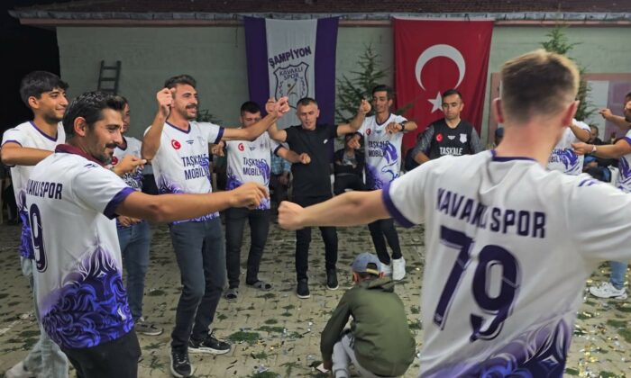 Kavaklı Spor şampiyonluğu coşkuyla kutladı