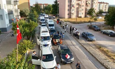 Eskişehir’de servis araçlarından renkli düğün konvoyu