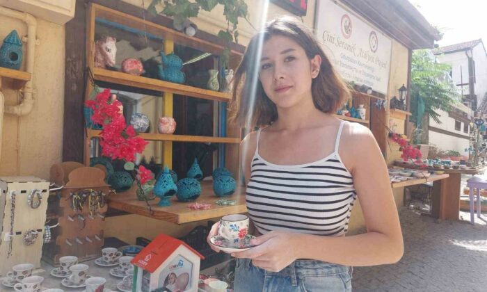 Çini atölyesinde sanatla şekillenen ürünler