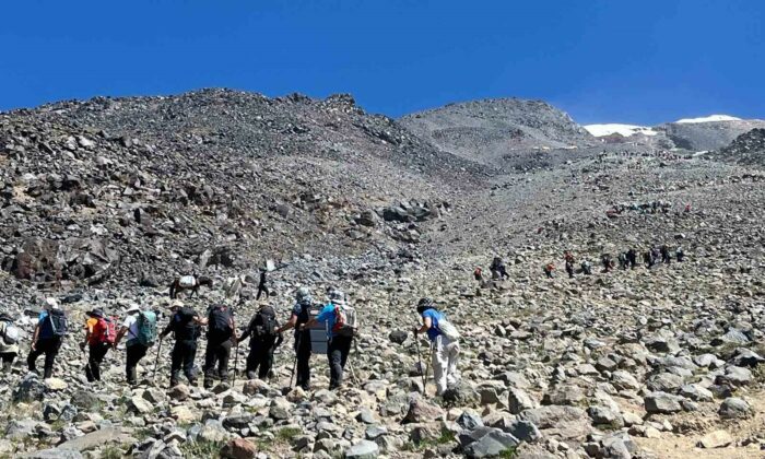 Eskişehirli 4 dağcı Ağrı Dağı’nın zirvesine tırmandı