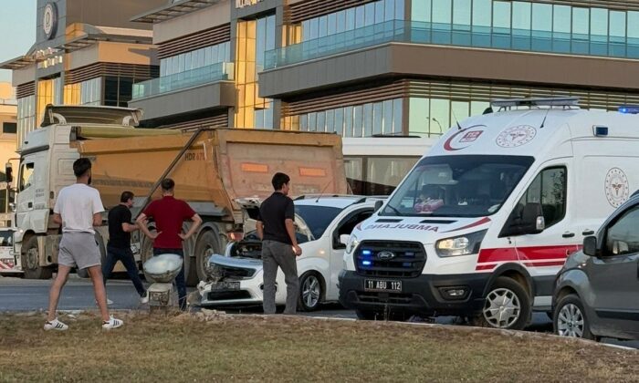 Bilecik’te iki aracın karıştığı trafik kazasında 3 kişi yaralandı
