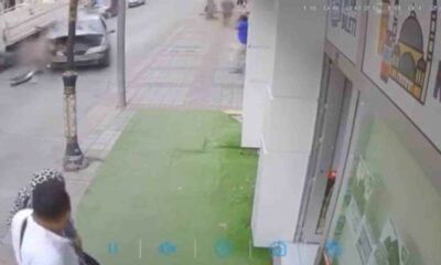 Kontrolünü kaybeden sürücünün caddeyi birbirine kattığı kaza kamerada