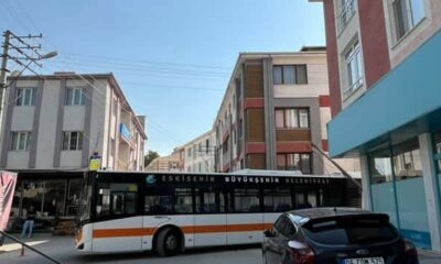 Belediye otobüsü direği devirdi