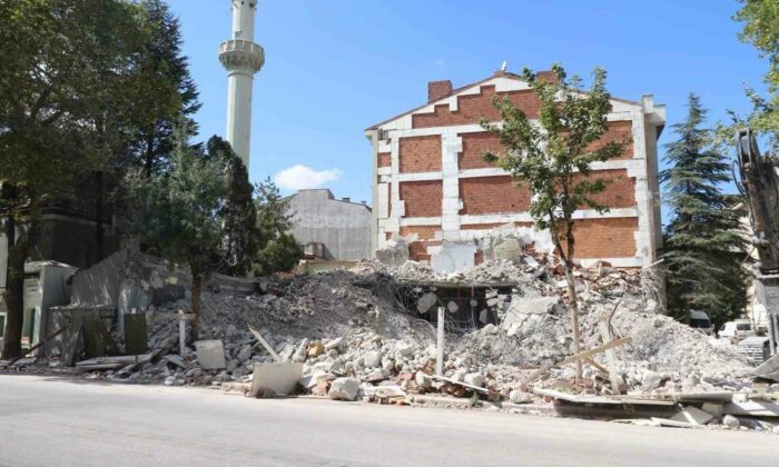 Yıkılan binanın molozları cami bahçesine döküldü