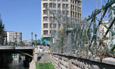 Porsuk kenarındaki dikenli teller tehlike saçıyor