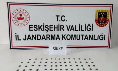 Tarihi eser kaçakçısı çantasındaki sikkelerle yakalandı