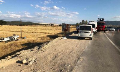 Kütahya’da otomobil tarlaya uçtu: 2 yaralı