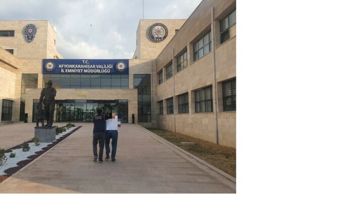 FETÖ’den aranan şahsı polis yakaladı