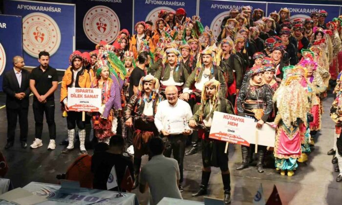Kütahya Halk Eğitimi Merkezi Halk Oyunları ekibi Türkiye şampiyonu oldu