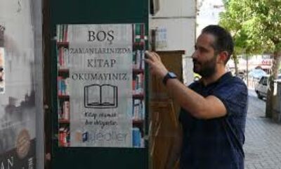 Dükkan önüne astıkları afiş vatandaşlara okuma alışkanlığı kazandırıyor