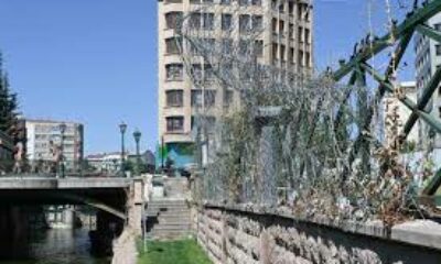 Porsuk kenarındaki dikenli teller tehlike saçıyor