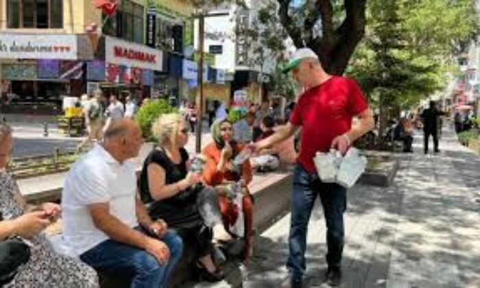 Vatandaşların yaptığı bağışlarla her gün saatlerce ücretsiz su dağıtıyor