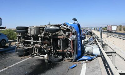 Otomobilin çarptığı trafo yüklü kamyon devrildi: 2 yaralı