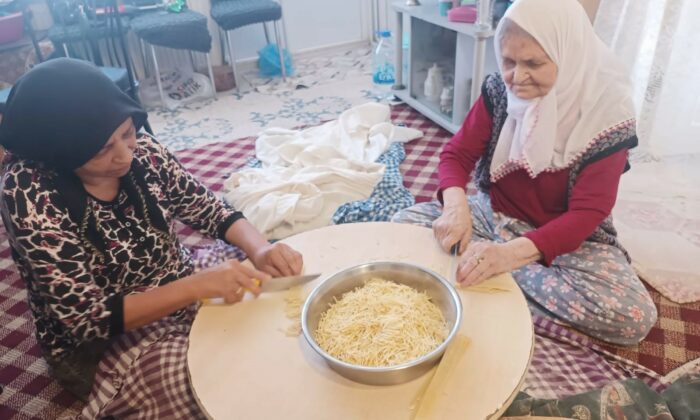 87 yaşındaki Zeynep ninenin kışlık erişte mesaisi
