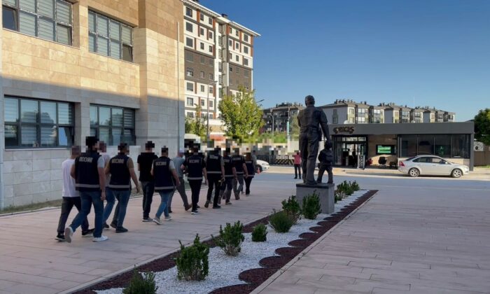 Rüşvet operasyonunda 9 kişi tutuklandı