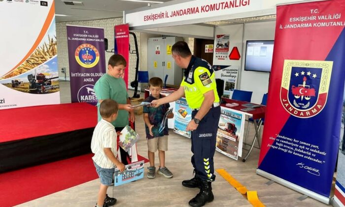 Jandarmanın fuarda açtığı stantta bin 120 vatandaş bilgilendirildi