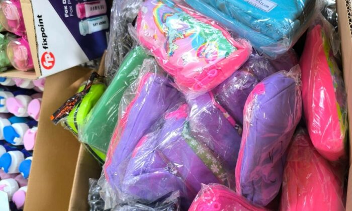 Hayırseverler bin 350 öğrenciye okul eşyaları hediye etti