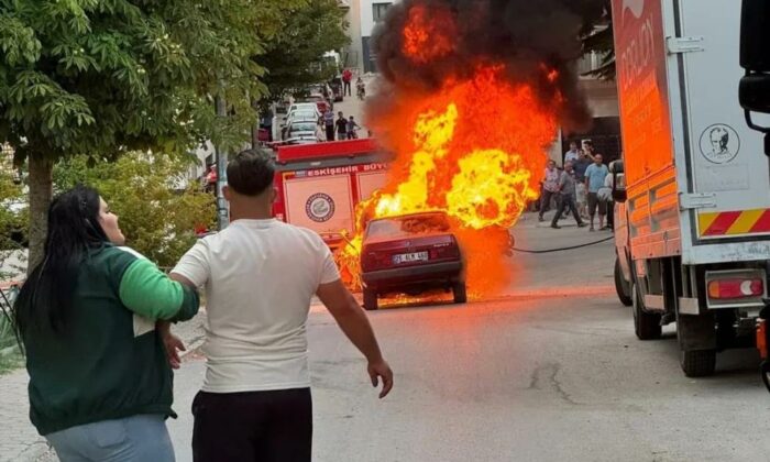 Gözlerinin önünde kül olan arabasının hurdasını bile atmaya kıyamadı