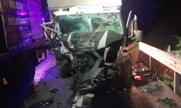Hafif Ticari Araç Kamyonetle çarpıştı 1 Ölü 2 Yaralı