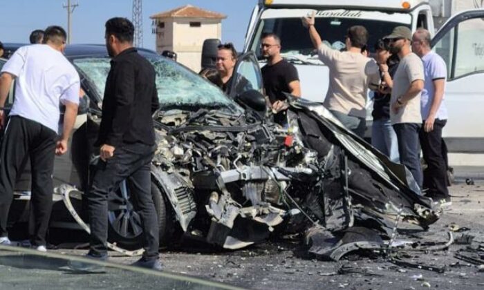 Otomobille kamyonet çarpıştı: 1’i ağır 5 yaralı