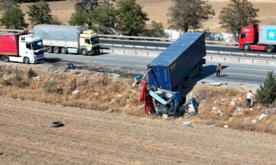 İki tır çarpıştı, şans eseri ezilen kabinden çıkan sürücüye diğer meslektaşı kurabiye ikram etti