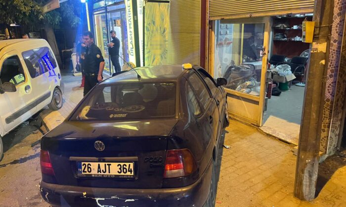 Eskişehir’de çarpışan araçlardan biri dükkana girdi
