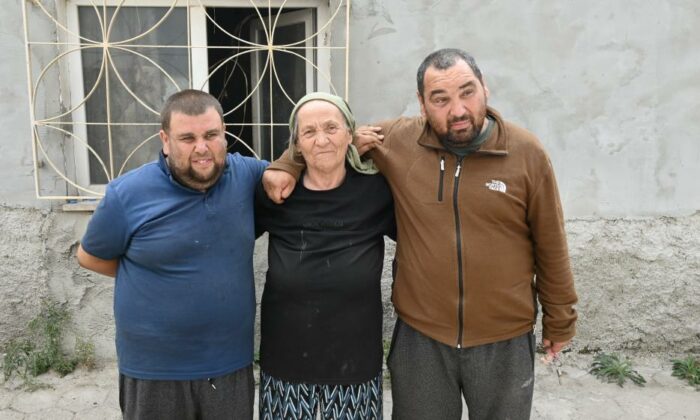 Anne ve 2 engelli oğlu yıllarca bu çöp evde yaşadı