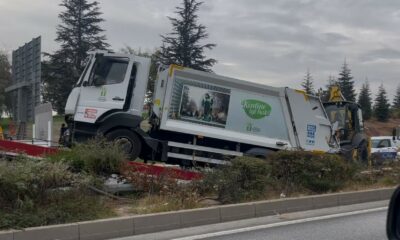 Kontrolden çıkan çöp kamyonu ağaçları yatırarak refüje çıktı