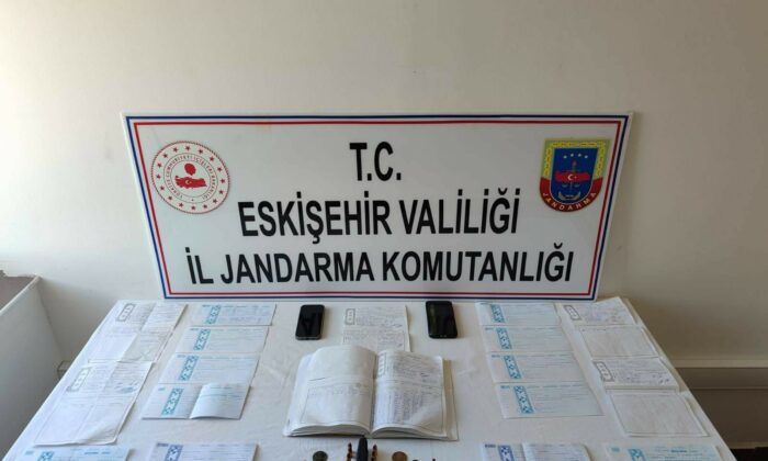 Vatandaşlara zorla senet imzalatarak borçlandıran şahıslar jandarma tarafından yakalandı