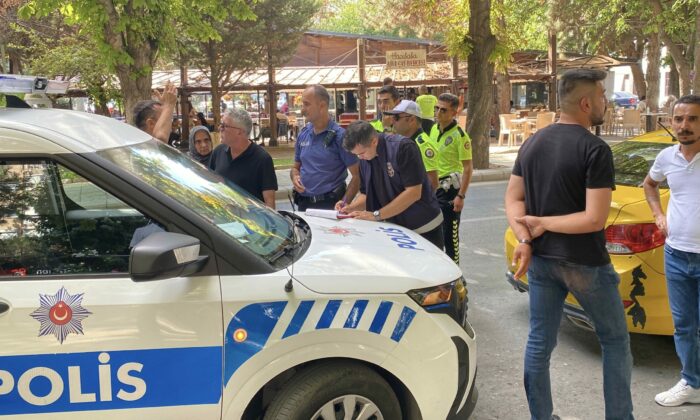 Durağa araç park eden şahıs ve taksiciler arasında kavga çıktı