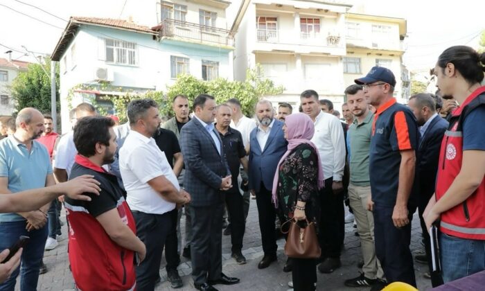 Vali Işın deprem sonrası Simav’da vatandaşlarla bir araya geldi