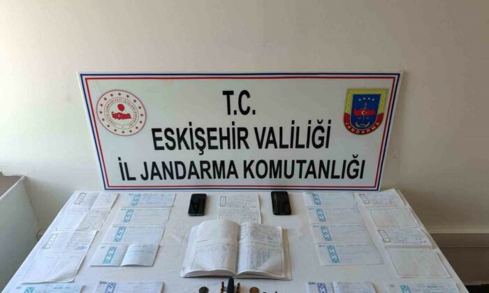 Vatandaşlara zorla senet imzalatarak borçlandıran şahıslar jandarma tarafından yakalandı