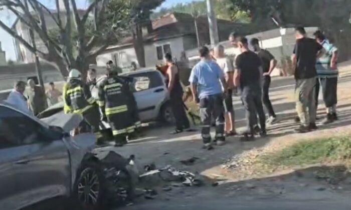 Kazada yaralanan kişi otomobilde sıkıştı