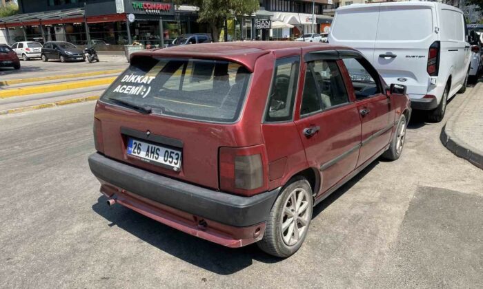 Aracının arka camında ’Dikkat Acemi’ yazıyor, trafikte herkes ondan uzak duruyor