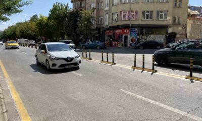 Atatürk caddesi dubaları tartışma konusu