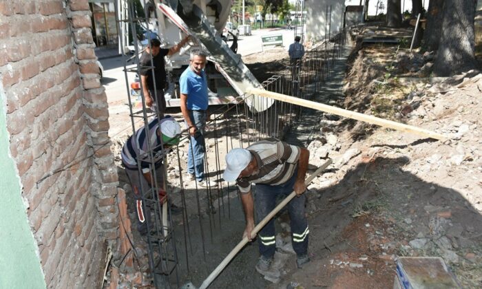 Yıkılın okul duvarı yeniden yapılıyor
