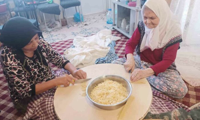 87 yaşındaki Zeynep ninenin kışlık erişte mesaisi