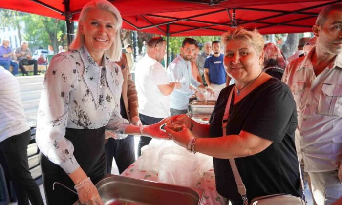 Başkan Subaşı vatandaşlara helva ikram etti