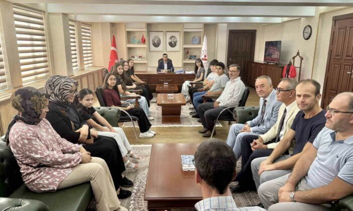 Şaphane Kaymakamı Çelik, başarılı öğrencilerle bir araya geldi
