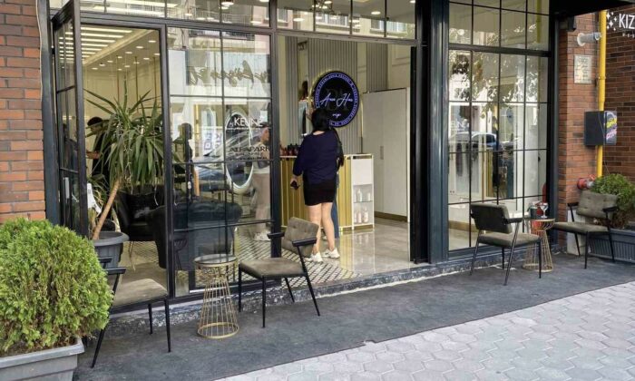 Bir kadın 4 dükkanın önündeki dekorasyon malzemelerini çaldı