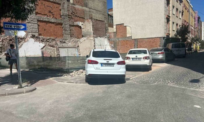 Kaldırım değil adeta park alanı
