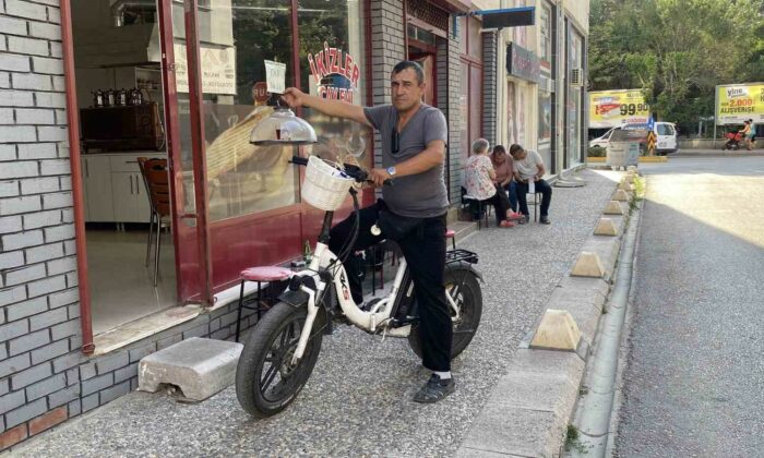 Elektrikli bisiklet ile servis yapan çaycı hem vakitten hem de maliyetten tasarruf ediyor
