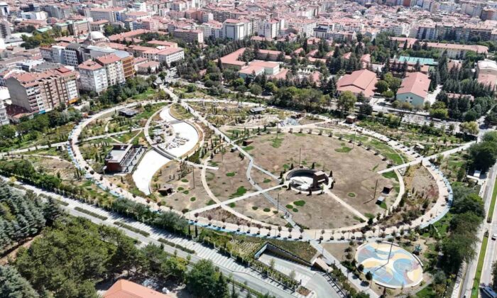 Bakımsız kalan, her geçen gün yıpranan Millet Bahçesi adeta çürümeye terk edildi