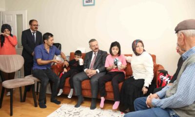 Vali Aksoy’dan evde eğitim alan özel kardeşlere ziyaret