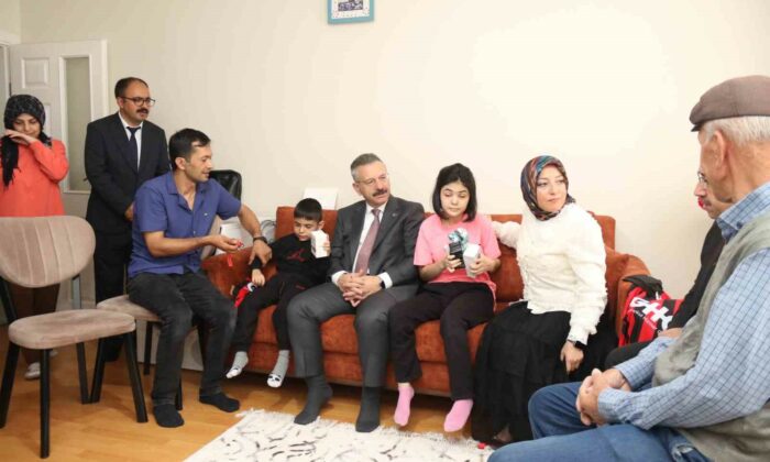 Vali Aksoy’dan evde eğitim alan özel kardeşlere ziyaret